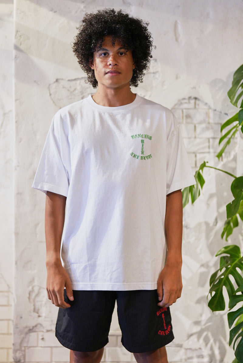 SMOKING BEAUTY SHORT SLEEVE T-SHIRTS｜WHITE